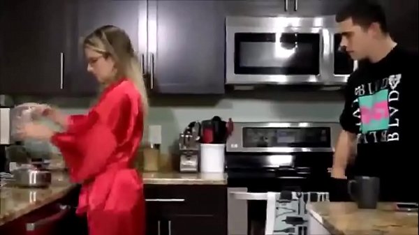 Трахает жену на кухне